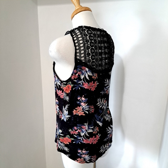 Kismet | Black tropical pattern button up women's tank top - Picture 5 of 9